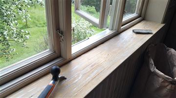 Fönster under behandling i sovrum